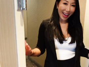 《欧美无码》Horny Hotel Receptionist Lets Guest Use Her Holes