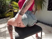 【欧美无码】horny slut demonstrates her tattooed ass and fuck