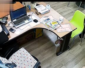 【精品国产】公司摄像头破解偸拍下班后经理与碎花连衣裙文员用电脑看黄片一起研究性爱动作在办公桌前打一炮