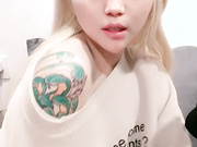 金发美女！漂亮纹身小姐姐！无毛嫩穴炮友猛怼，第一视角后入，抱着屁股上位抽插