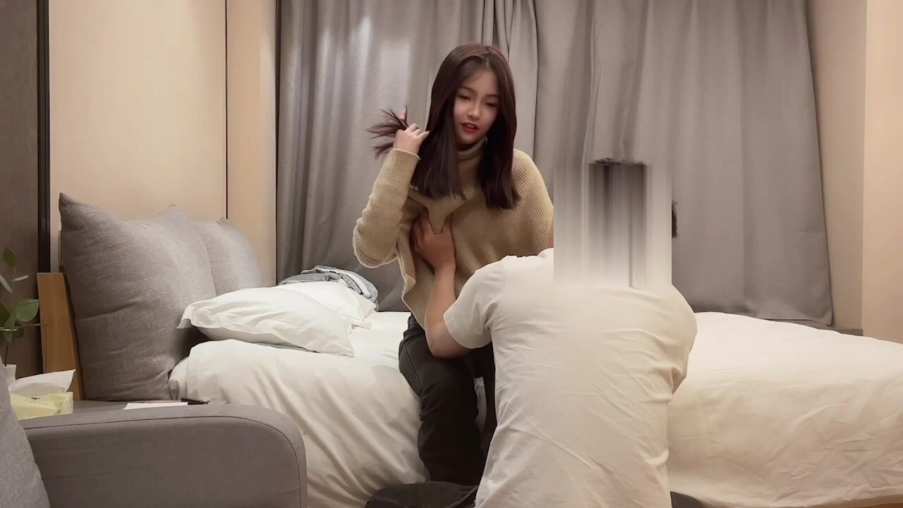网约高颜值外围学生妹,乖巧可爱,抱着大长腿一顿输出!.mp4