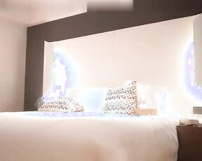 【精品国产】女神小姐姐约到酒店揉搓舔吸滋味绝美操射