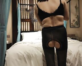 成熟少妇的风情真是难以抵挡，丰腴肉感销魂饱满，鸡巴立马硬邦邦，享受好技术舔吸，爽呆了