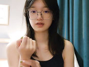极品尤物眼镜学生妹，外表清纯小虎牙4，迫不及待想被男友操，开裆黑丝足交，骑乘打桩，爆草骚逼