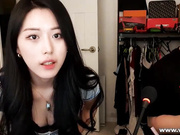 【国产精品】情侣自拍 有点小帅的主播，今天找了一个不错的极品美女，玩裸播，女主绝美！