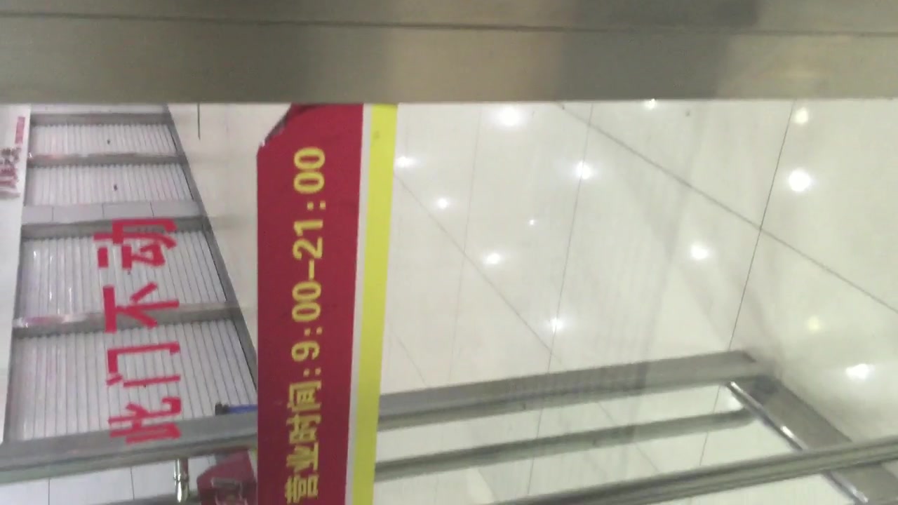 达叔街头涂鸦系列之扶梯爆射紫衣连衣裙美眉