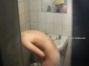 偷拍隔壁少妇洗澡被发现大惊失色