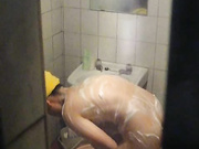 偷拍隔壁少妇洗澡被发现大惊失色