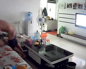 监控偷拍 饥渴夫妇毫无顾忌客厅狂干 家里还有人 国语对白