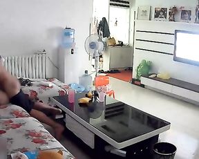 监控偷拍 饥渴夫妇毫无顾忌客厅狂干 家里还有人 国语对白