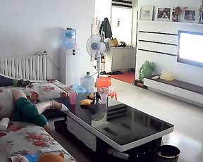 监控偷拍 饥渴夫妇毫无顾忌客厅狂干 家里还有人 国语对白