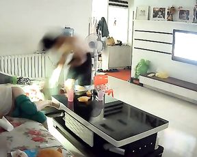 监控偷拍 饥渴夫妇毫无顾忌客厅狂干 家里还有人 国语对白