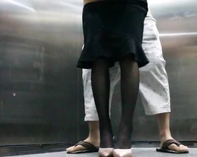 屌丝小混混穿着短裤拖鞋去接穿着性感白领女友下班看周围没有人直接在电梯里啪啪