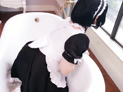 三寸蘿莉 浴缸女仆 一言不合黑陽具插出白漿 潮吹喊到破音