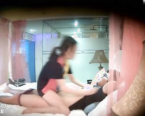 情侶開房打炮漂亮女友主動舔雞巴上位求操_2