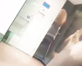 身材丰满性感 一线天粉穴水汪汪 坐在马桶上飙尿_2