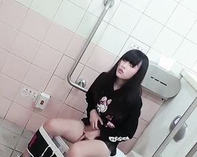台湾SWAG大学生『Quanna』公廁特辑 上厕所突然有感觉忍不住穴痒自慰