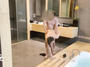 SWAG『米欧』酒店度假给男友戴绿帽 在浴室跟闺蜜男友打炮
