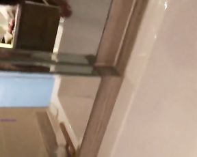 湖师大眼镜美眉和包养她干的干爹豪华酒店套房浴室啪啪